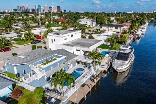 3BR Waterfront Villa with Heated Pool and Spa in Fort Lauderdale, USA
