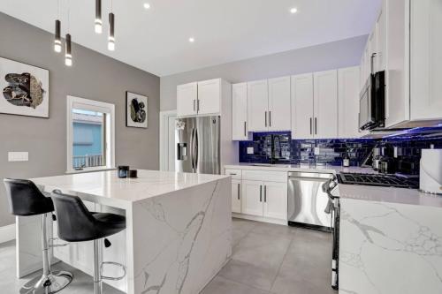 3BR Waterfront Villa with Heated Pool and Spa in Fort Lauderdale, USA