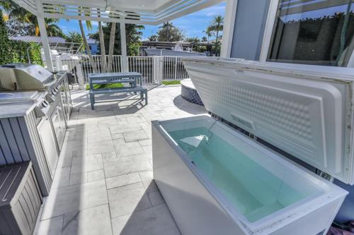 3BR Waterfront Villa with Heated Pool and Spa in Fort Lauderdale, USA
