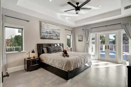 3BR Waterfront Villa with Heated Pool and Spa in Fort Lauderdale, USA