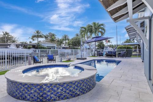 3BR Waterfront Villa with Heated Pool and Spa in Fort Lauderdale, USA