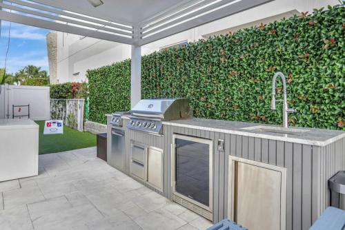 3BR Waterfront Villa with Heated Pool and Spa in Fort Lauderdale, USA