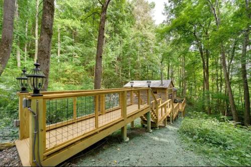 Outdoor Enthusiasts Dream Cabin Hiking & Rafting in Hot Springs, USA