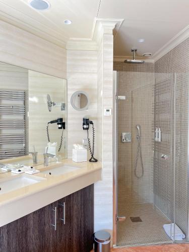 521402233 Hôtel La Pérouse Nice Baie des Anges