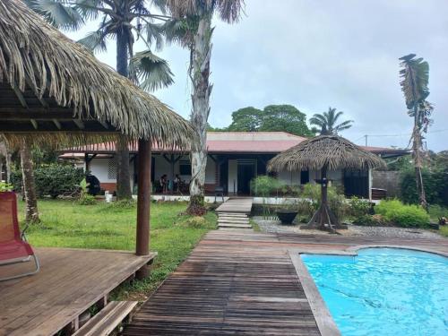 La Villa des Palmiers Bleus - Piscine & Jardin - Location, gîte - Matoury