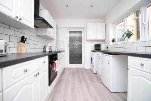 Garden | Parking | 4BR in Shaftbury