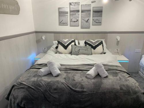 5 bed, 5 bath New refurbishment for 2024. Sleeps 16, 60 yds beach & harbour