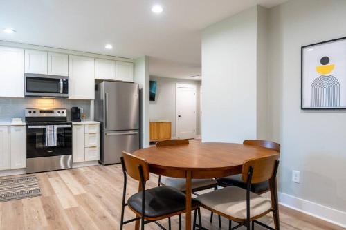 Urban Oasis w/ King Bed – 3 BR Near Duke & DT in Durham, USA