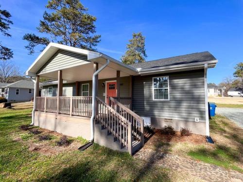 Urban Oasis w/ King Bed – 3 BR Near Duke & DT in Durham, USA