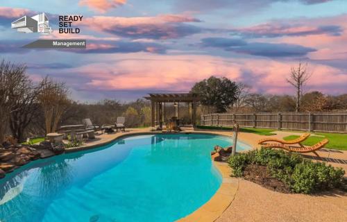 Oasis Backyard By The Creek With Luxury pool home