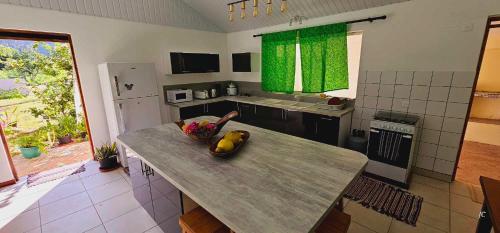 Kitchen, Akivai Lodge Ua-Pou in Marquesas Islands