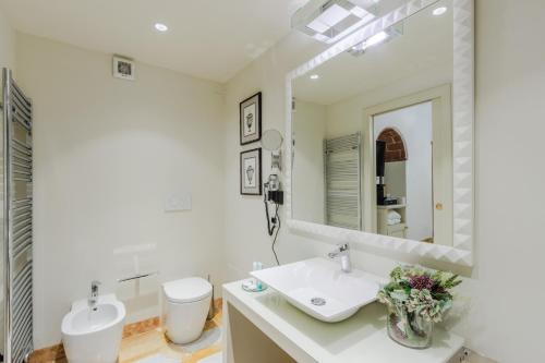 Superior King Room image 6
