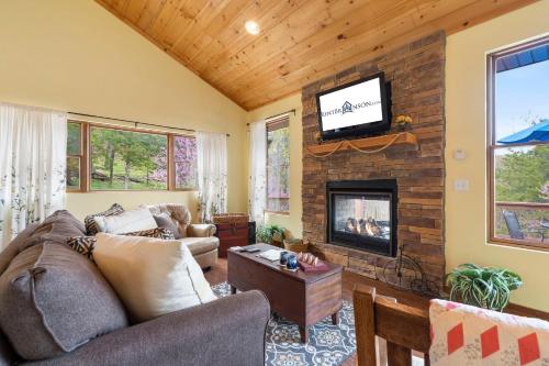 Mountain Estate Lake Front in Blue Eye, USA