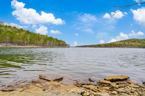 Mountain Estate Lake Front in Blue Eye, USA