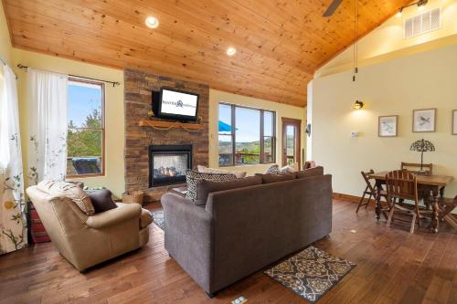 Mountain Estate Lake Front in Blue Eye, USA