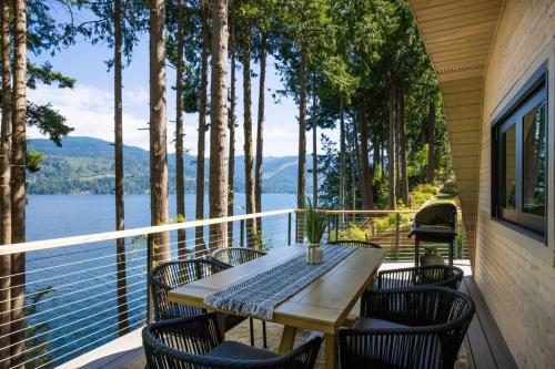 Casa Las Nubes NEW! Whatcom Lakefront Cabin/HotTub - Bellingham