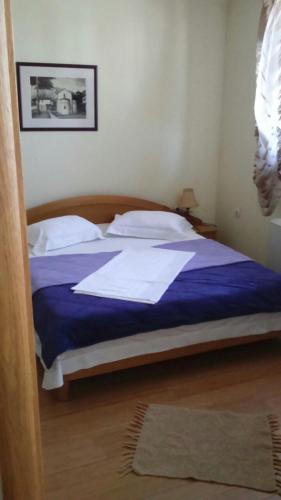 1 king bed, 1 twin bed, 1 sofa bed