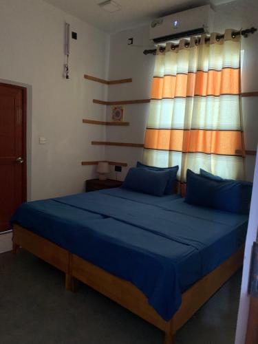 3 twin beds