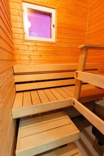 Rivitalokaksio 52m2 Ilmastointi, Sauna, Autokatospaikka in เซย์นาโจคิ