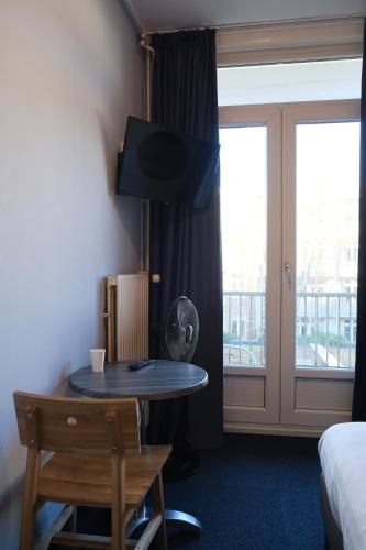 Single Room with Shared Bathroom image 6