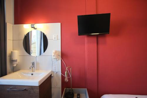 Single Room with Shared Bathroom image 5