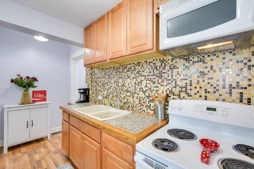 Cozy Oak Park Apartment Walk to Parks and Dining!