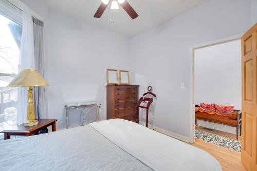 Cozy Oak Park Apartment Walk to Parks and Dining!