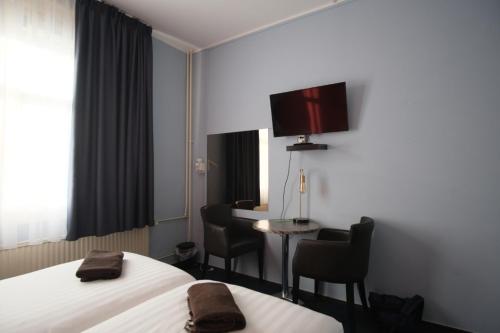 Twin Room with Shared Bathroom image 2