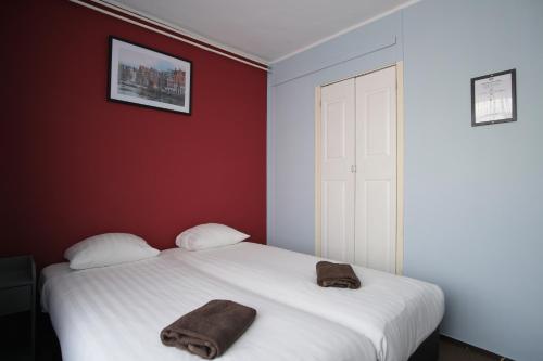 Twin Room with Shared Bathroom image 9