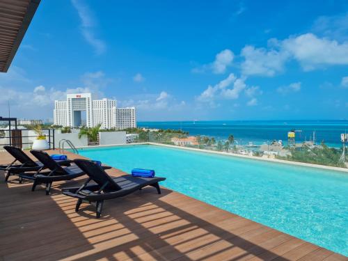2BR Stunning Apt with Oceanview Rooftop & Pool by Solmar Rentals