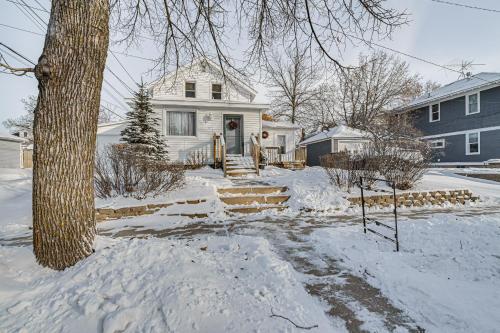 . Charming Crookston Home Walk to Downtown!