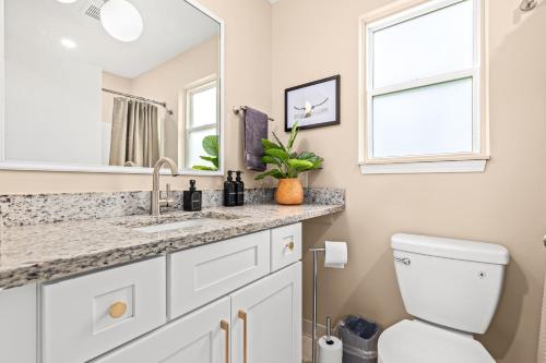New! Cozy Upper 1BR Flat near Downtown Roseville in Roseville, USA