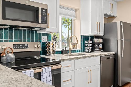 New! Cozy Upper 1BR Flat near Downtown Roseville thumb 4
