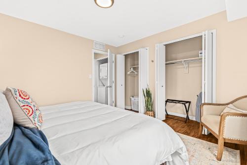 New! Cozy Upper 1BR Flat near Downtown Roseville in Roseville, USA