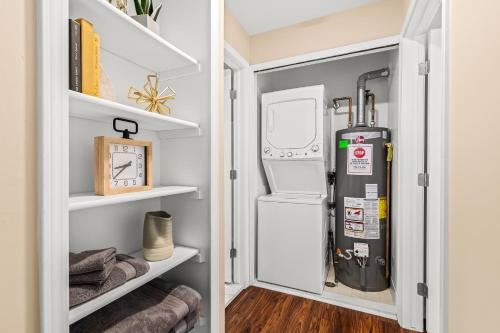 New! Cozy Upper 1BR Flat near Downtown Roseville in Roseville, USA