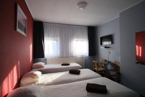 Triple Room with Shared Bathroom image 2