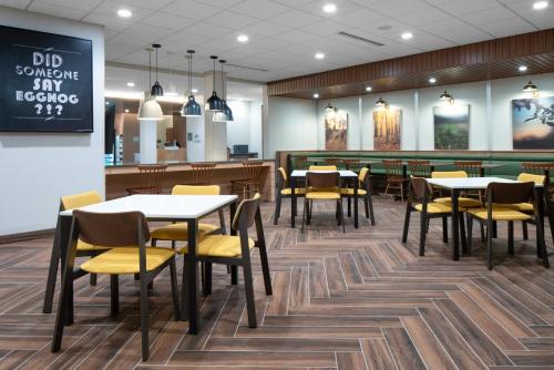 Étterem, Fairfield by Marriott Inn & Suites Ashtabula in Austinburg (OH)