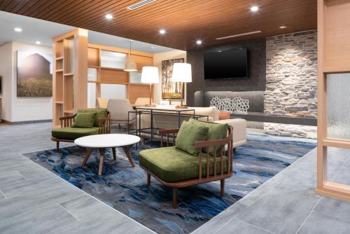 Közös társalgó / TV, Fairfield by Marriott Inn & Suites Ashtabula in Austinburg (OH)