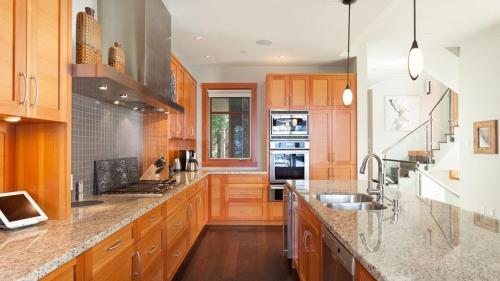 Kadenwood 2939 | Luxury Ski Chalet w/ Hot Tub, Media Room, Steam Room, Stunning Views in Whistler, Canada