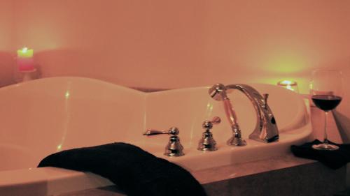 浴室, Hôtel Val-des-Sources (Hotel Val-des-Sources) in 亞斯比斯圖斯 (QC)