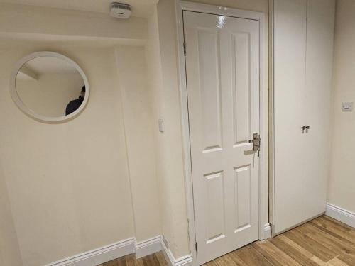 Entire en-suite room in Windsor home with free parking, Windsor (foto 2)