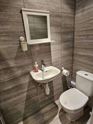 Entire en-suite room in Windsor home with free parking, Windsor (foto 3)