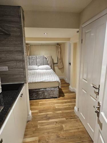 Entire en-suite room in Windsor home with free parking, Windsor (foto 4)