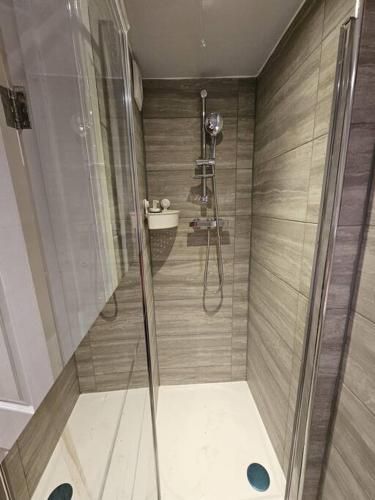 Entire en-suite room in Windsor home with free parking, Windsor (foto 6)