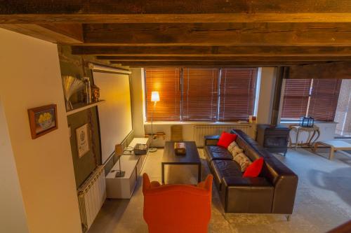 Koplietošanas atpūtas telpa ar TV, Casa Adrados Mar de Pinos con Patio y Barbacoa in San Miguel de Bernuy