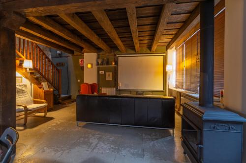 Koplietošanas atpūtas telpa ar TV, Casa Adrados Mar de Pinos con Patio y Barbacoa in San Miguel de Bernuy