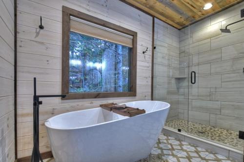 Hunters Treehouse w 5 Star BR Mtn View & Hot Tub in Epworth, USA