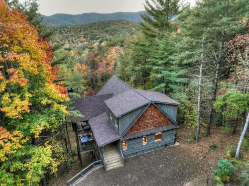Hunters Treehouse w 5 Star BR Mtn View & Hot Tub in Epworth, USA