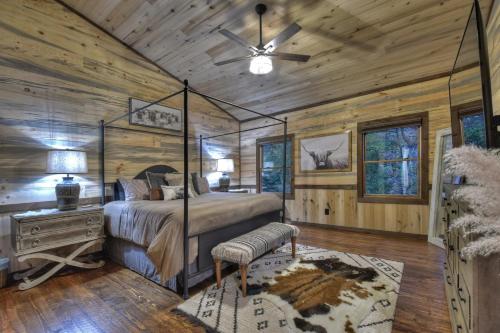 Hunters Treehouse w 5 Star BR Mtn View & Hot Tub in Epworth, USA