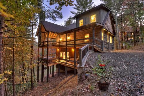 Hunters Treehouse w 5 Star BR Mtn View & Hot Tub in Epworth, USA